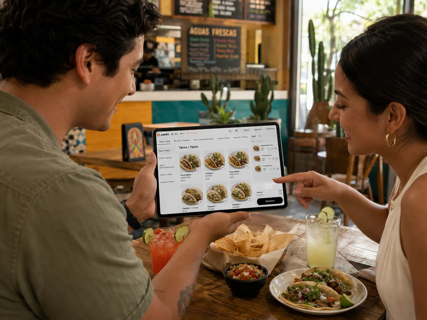 Clientes ordenando desde una tableta con el menú digital de Peblla